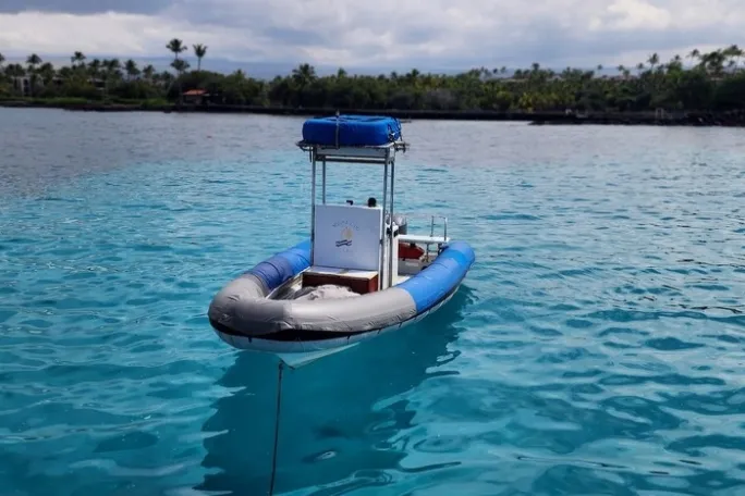 a small boat in a body of water